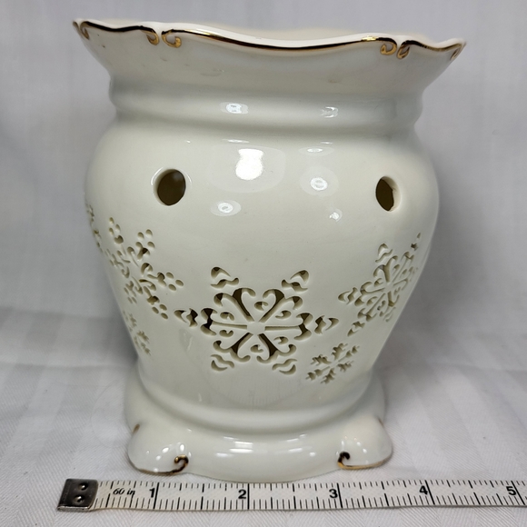 Yankee Candle Snowflake Wax WARMER Cream Cut Outs Gold Trim 5" Tealight - Picture 4 of 15